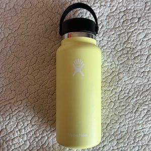 Hydro Flask 32oz Water Bottle in Pineapple